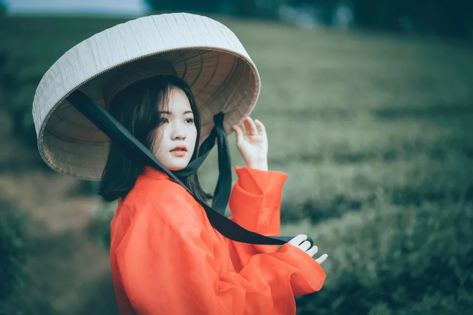 Phạm Thị Ngọc Phương trong một buổi làm việc với doanh nghiệp